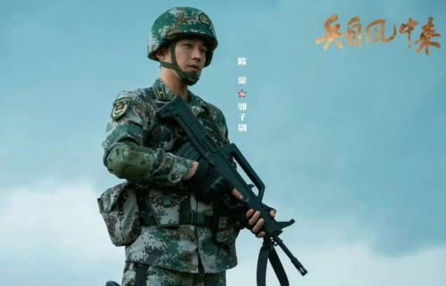 《兵自风中来》演员谢心演活双面“八卦女”！红霞飞角色行为割裂深度解析