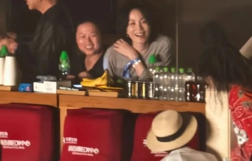 那英和王菲在演唱会现场有哪些神仙友谊互动细节？