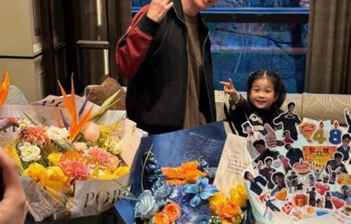 王阳开奔驰接娃放学，都48了女儿才5岁，本人瘦又高，鞋子好干净