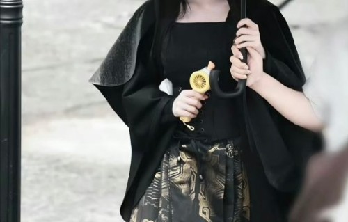 黑长直暗黑恶女风！鞠婧祎新造型被赞太权威
