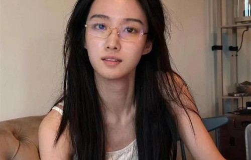 卢昱晓新剧完工远赴英伦度假，素颜日常出圈，忧郁气质感疯狂玩梗