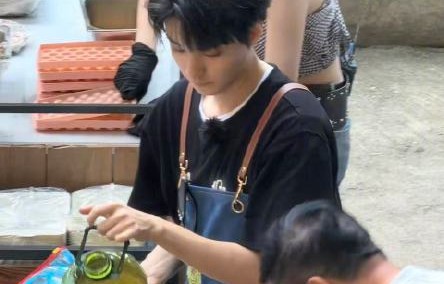 王俊凯近期在其他场合还有哪些体现教养的细节？|TFBOYS|中餐厅|粉丝|秦海璐|黄磊