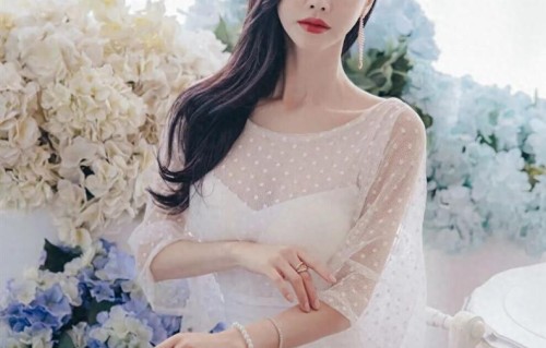 孙允珠 蕾丝包臀裙与浅口高跟鞋，清甜治愈的春日仙女