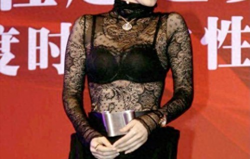 “巩俐”到了大婶的年纪，还有傲人身材，穿蕾丝紧身衣直接透内衣 