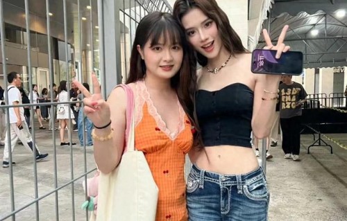 网友在曼谷偶遇何丹彤，姜小团团，芭拉芭拉 ​​​