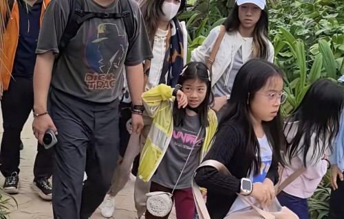 霍启刚带仨娃游广西，穿橘色外套走在队伍最后，满身疲惫好真实