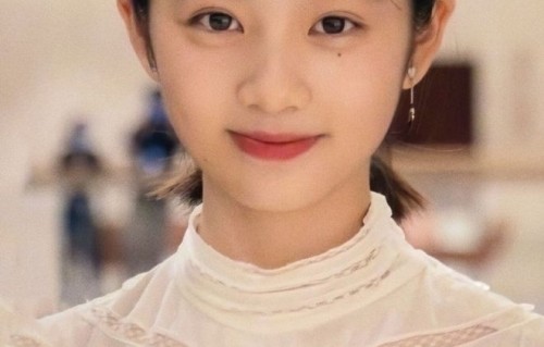 16岁黄多多晒合影，气质出众亭亭玉立，完美继承黄磊孙莉颜值