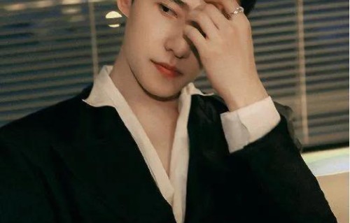 杨洋出席时尚晚宴，被旁边中年男士盯着看