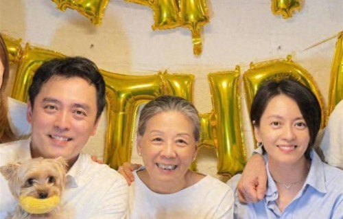 50岁梁咏琪半夜晒生日照，双胞胎弟弟梁咏俊罕露面，梁母状态好！