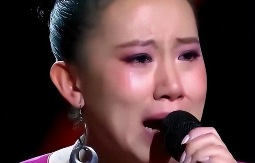 一手好牌打稀烂！从春晚笑星到县城卖唱，如今她是3个孩子的妈 