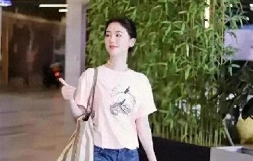 北京偶遇左小青，四十七岁穿短裤引热议，谁规定中年女人必须服老