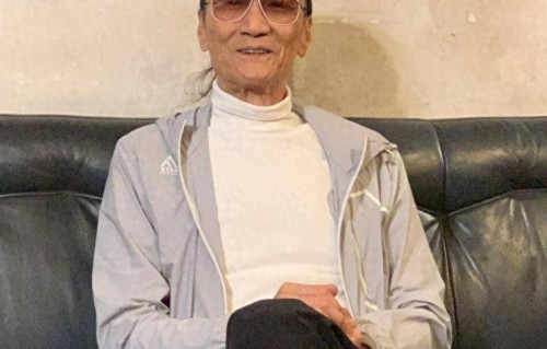 她是谢贤最后一任女友，小他49岁身材火辣，如今只能回老家当网红