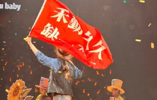 赵小童被称天使名场面：真诚回应粉丝，推话剧不失约