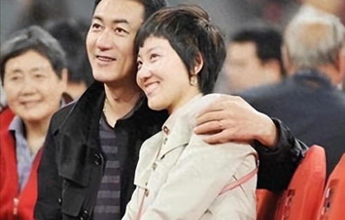 原来他们是两口子，相差6岁同为央视主持，低调结婚22年儿女双全 