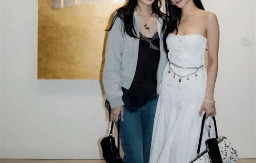 何超欣林心儿巴塞尔艺术展撒欢，谢玲玲紧跟女儿，这组合超有爱！