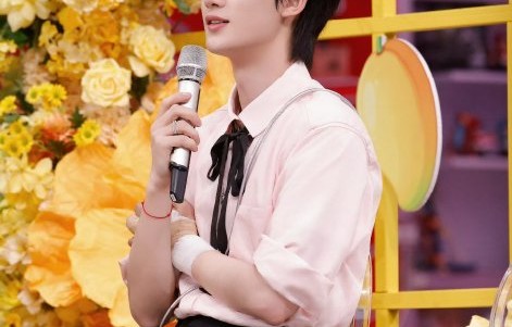 丁程鑫手骨裂后演唱会调整，粉丝怒斥推责