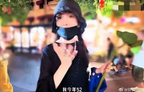 杨幂夜市自嘲52岁，蝴蝶结老来俏笑翻全场|素颜|发辫|撞树|娱乐圈|喜剧