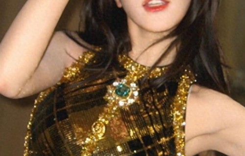 迪丽热巴Balmain金裙造型，又美又飒气场全开