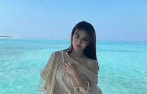 娱乐圈的倒三角美人徐璐，这海边白裙造型为何让人看了流连忘返