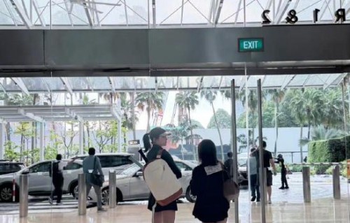 关晓彤雨中打球：自律女星的别样快乐体验！