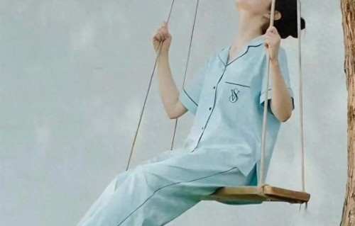 光脚晃脚丫的田曦薇，一身冰丝睡衣慵懒又元气
