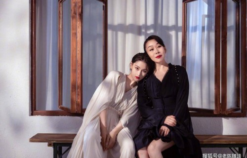 张馨予与妈妈同框似姐妹，55岁的妈妈，颜值、身材样样好