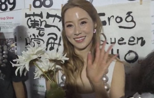 徐子淇现身恒基艺术庆典，金发白裙状态松弛，李家诚在旁笑不拢嘴