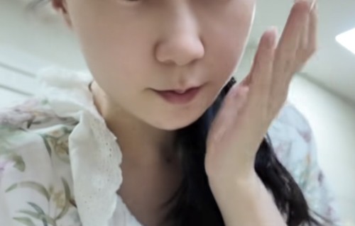 32岁水亦诗活成保姆，打扮朴素满身都是疲惫，小7岁老公像甩手掌柜