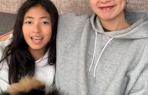 阿雅晒女儿近照，11岁柳小宝酷似朱珠，长得漂亮气质清灵