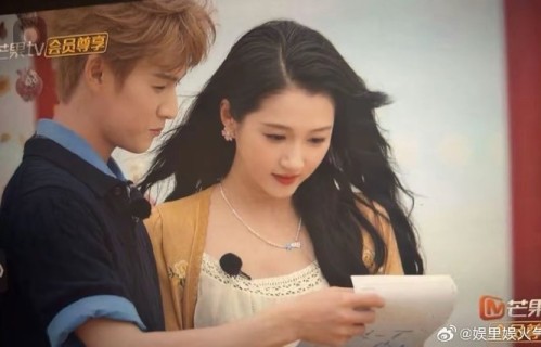 李昀锐和关晓彤合作的电视剧《二十不惑2》讲了什么故事？