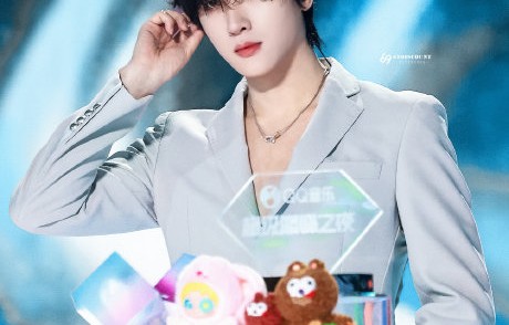 这次红毯活动中，展轩获得了哪两个奖项？