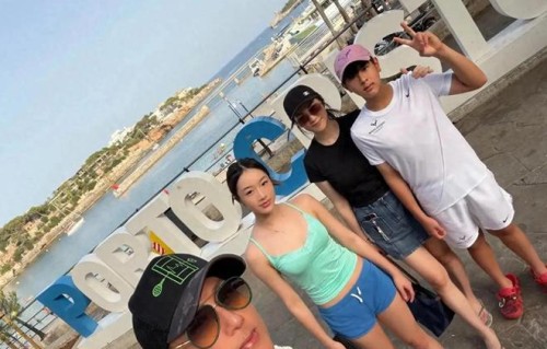 吴尊全家西班牙度假，女儿成熟大方，儿子身高超妈妈