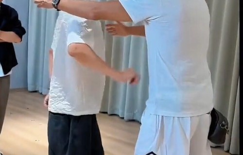 TVB《上海大风暴》播出37年，林俊贤陶大宇罕见重聚，愈老愈有型
