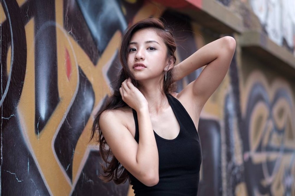 佘诗曼在《新闻女王2》中的表现获得了哪些职业成就？