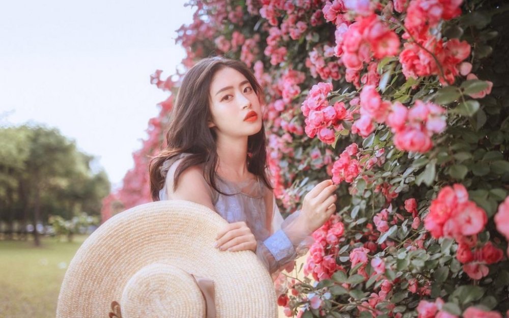 阚清子产后一个多月复工，老公陪伴其现身机场，前往长沙录制浪姐