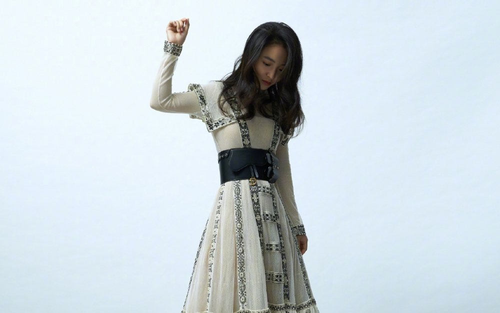 迪丽热巴20岁曾为容貌焦虑不自信_手机新浪网