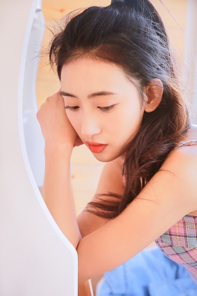 张柏芝真实身材引共鸣：生过三胎的肚子，比硬凹少女感顺眼多了