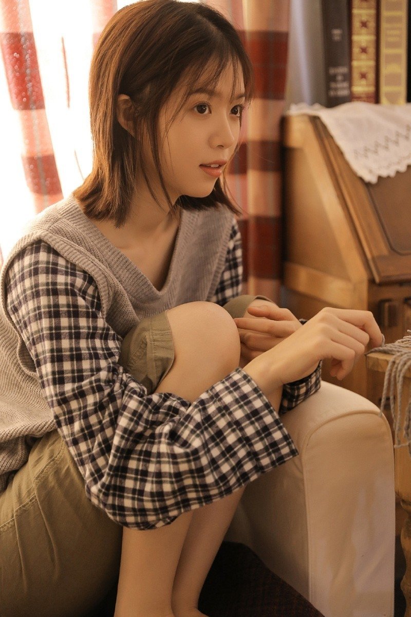 阚清子产后一个多月复工,老公陪伴其现身机场,前往长沙录制浪姐