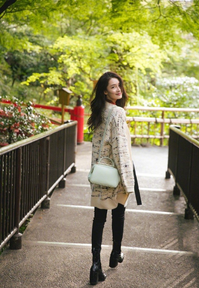 32岁章泽天晒画廊自拍，素颜对镜大笑状态阳光|刘强东|女性|刘嘉玲|地心|播客