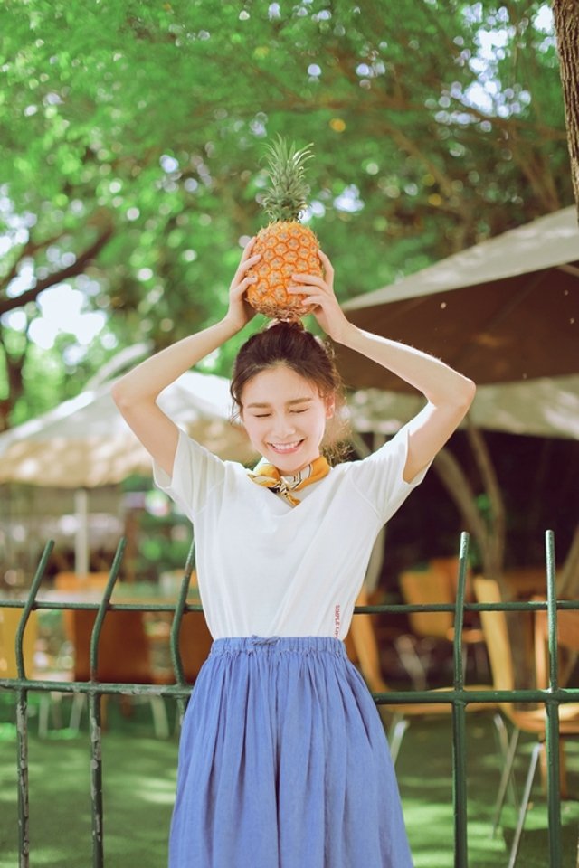 杨紫《玉兰花开君再来》路透!旗袍造型被赞贵气,搭档欧豪引热议