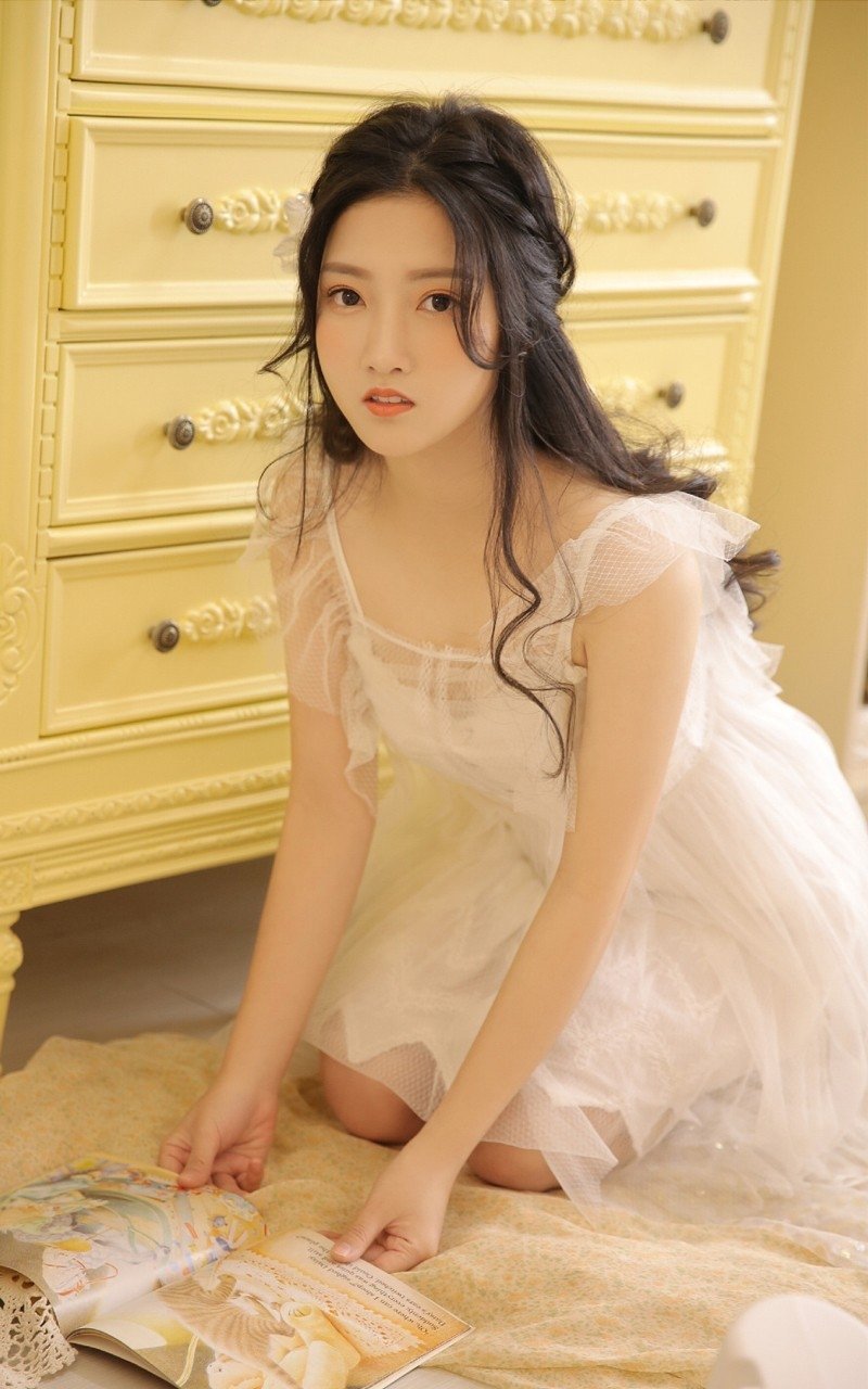 阚清子产后一个多月复工，老公陪伴其现身机场，前往长沙录制浪姐