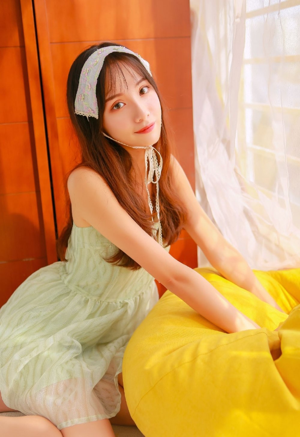 32岁章泽天晒画廊自拍,素颜对镜大笑状态阳光|刘强东|女性|刘嘉玲|地心|播客