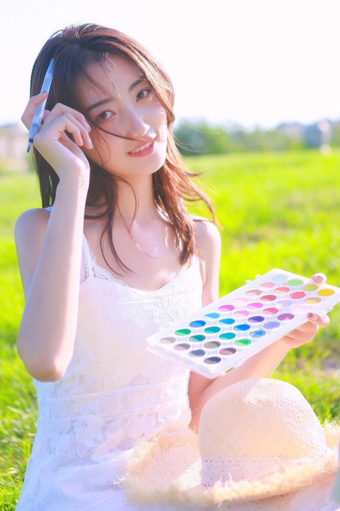 阚清子产后一个多月复工，老公陪伴其现身机场，前往长沙录制浪姐