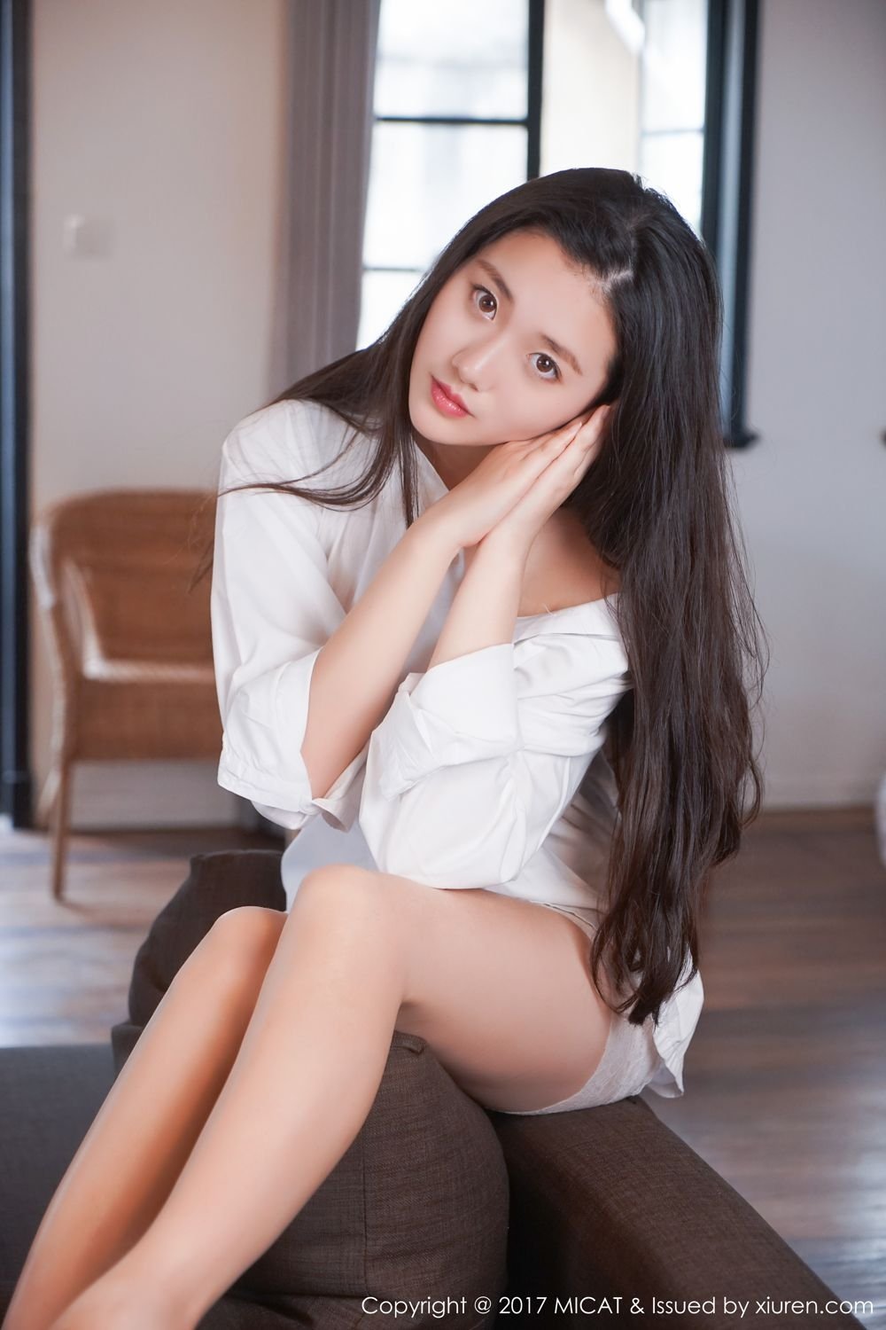 阚清子产后一个多月复工，老公陪伴其现身机场，前往长沙录制浪姐