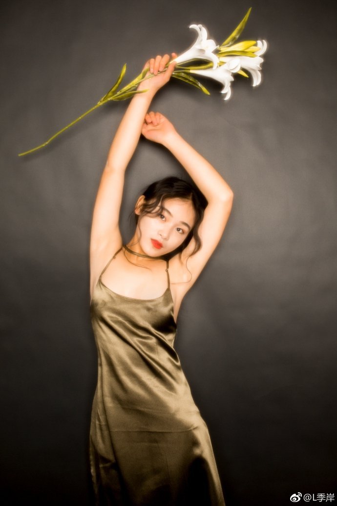 章若楠和林允在活动中被称为“双花”组合的原因是什么？