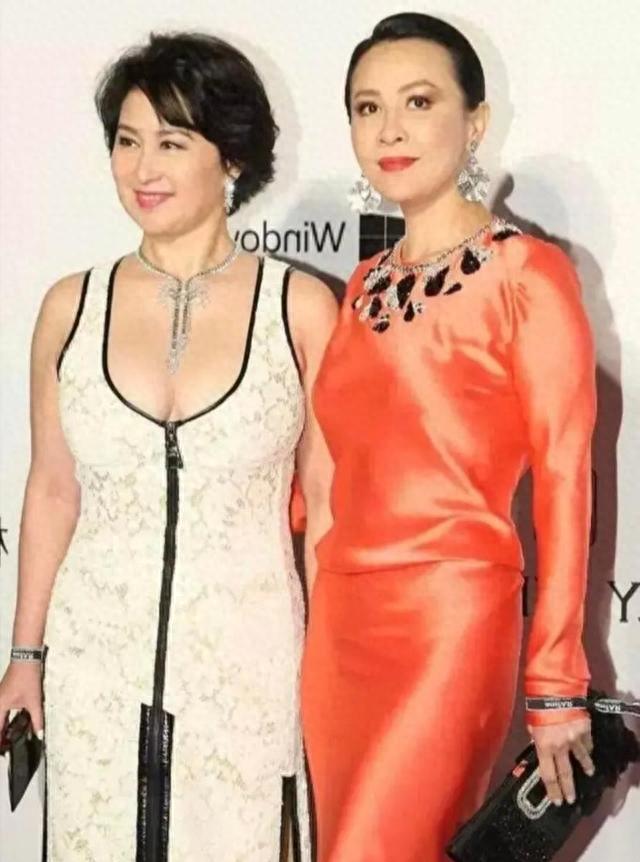 何超琼不愧是丰腴美人，穿白色低胸连衣裙凹凸有致，老了更撩人！ 