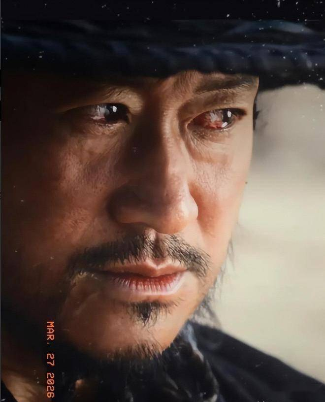 吴京用“慢回弹”的脸颊提醒我们：再顽强的硬汉也需健康的躯体支撑。正如他在《镖人》中所饰角色刀马，历经风霜仍坚守信念——这份执着不应以透支生命为代价。期待行业建立更科学的保障机制，让艺术追求与身体守护达成平衡。毕竟，观众期待的不仅是银幕上的热血，更是演员长久绽放的光彩。