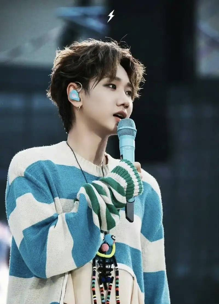 好在徐良后续态度诚恳，不仅公开道歉，还承诺全面核查演出物料，看来是真的急了，毕竟，要是因为一个署名失误，把维持了15年的友情搞僵，那可真是后会无期了，希望徐良团队长点心，别再让这种低级失误，消耗大家对青春回忆的好感了。