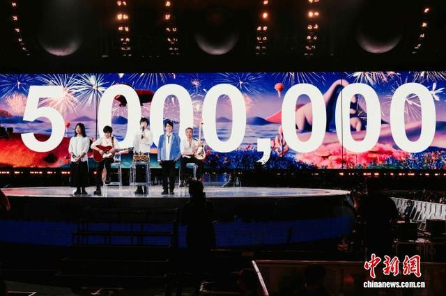 图为在演唱会期间，五月天乐队宣布为香港儿童捐赠500万港元，以表达他们的爱与关怀。钟欣 摄