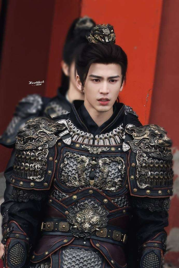  其实，熟悉张凌赫的人都知道，他一直都是这样。拍摄《逐玉》期间，为了演好谢征这个角色，他提前三个月入组体验生活，每天跟着武术指导练习骑马、射箭，即便手上磨出了厚厚的茧子，也从未抱怨。有一场淋雨戏，他在零下几度的寒风中连续拍摄了六个小时，直到导演喊过，他才因体力透支晕倒。这种对工作的敬畏与认真，比任何热搜都更能赢得人心。 在如今的娱乐圈，太多人把流量视作终点，而张凌赫却把它当成起点。他用低调与谦逊告诉我们：真正的顶流，不是活在热搜里，而是活在观众心里。这样的偶像，难怪他能够赢得大家的喜爱和尊敬，也理所当然地收获属于他的光芒。